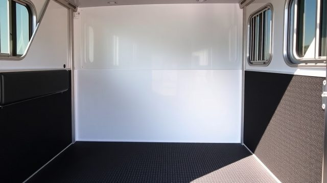 Sundowner SunLite Horse Compartment: Padding and Kick Mat